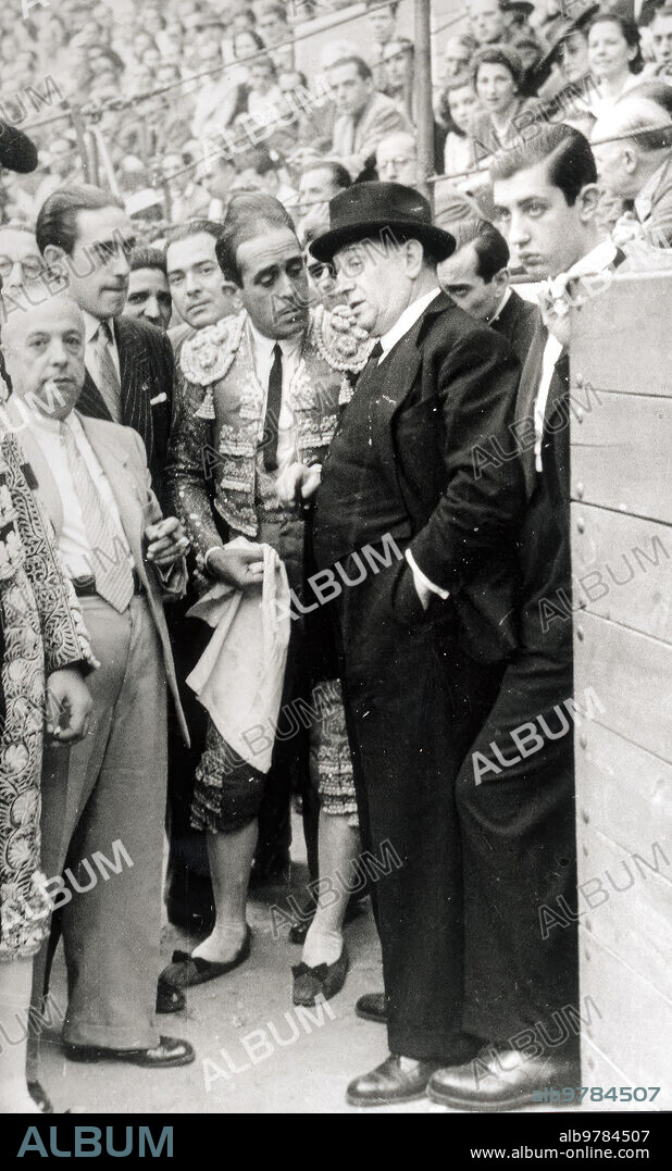 23 septiembre 1942. Marcial Lalanda, que ha estoqueado sú ultimo toro en Barcelona, con el locutor de Radio Barcelona Gerardo Esteban don Pedro Balañá y su hijo.