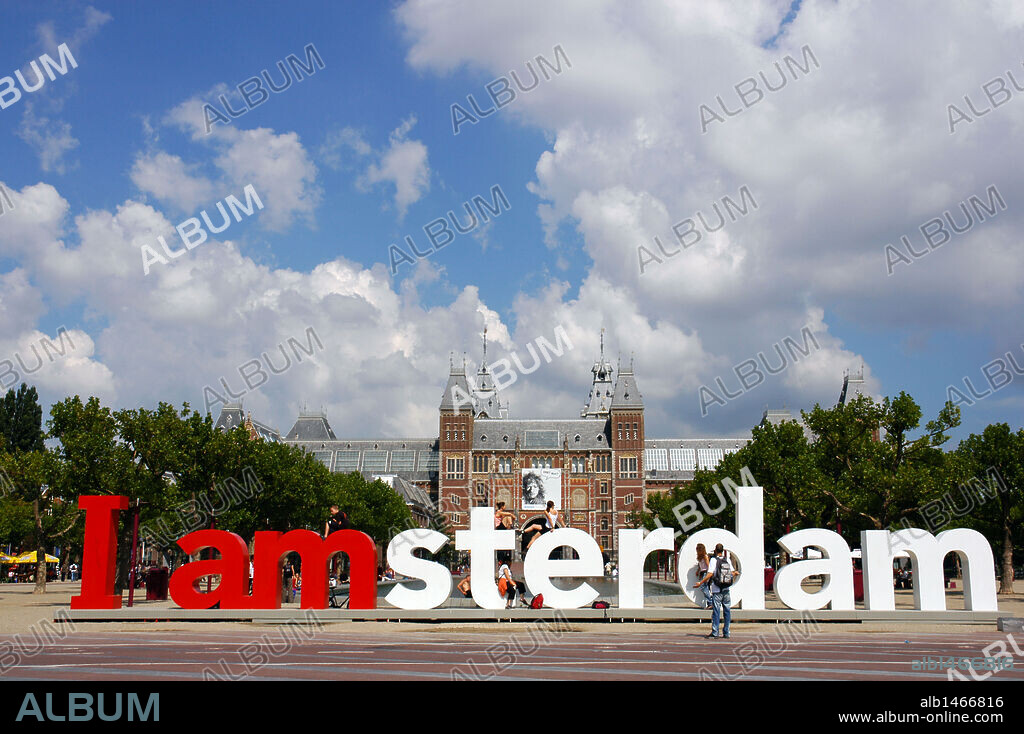 HOLANDA. AMSTERDAM. Frase "I AMSTERDAM" en la Plaza del Museo. Al fondo, el Rijksmuseum.