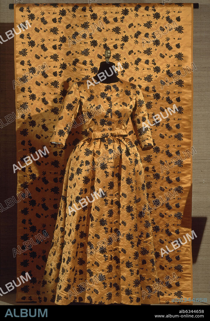 CRISTÓBAL BALENCIAGA. DESHABILLE - INVIERNO - 1957 - CAT 86.