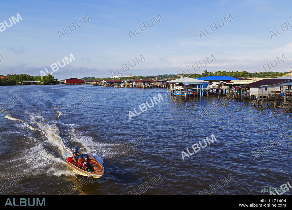 Kampung Ayer water village, Bandar Seri Begawan, Brunei, Borneo, Southeast Asia, Asia.