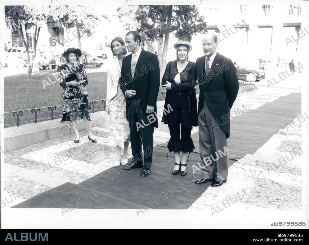Julio 1993. Boda de Carla Royo-Villanova y el Príncipe Kubrat de Bulgaria en la Iglesia de Nuestra Señora de la Encarnación de Madrid. En la imagen el Rey Simeón con sus hijos Kalina y Kiril y su nuera, Rosario Nadal.