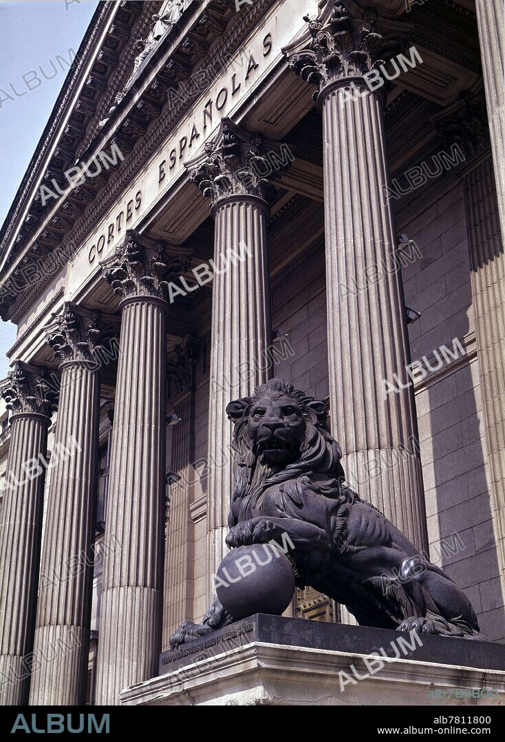 PONCIANO PONZANO Y GASCON. LEON DE BRONCE FLANQUEANDO LA ENTRADA DEL CONGRESO DE LOS DIPUTADOS REALIZADOS EN 1866.