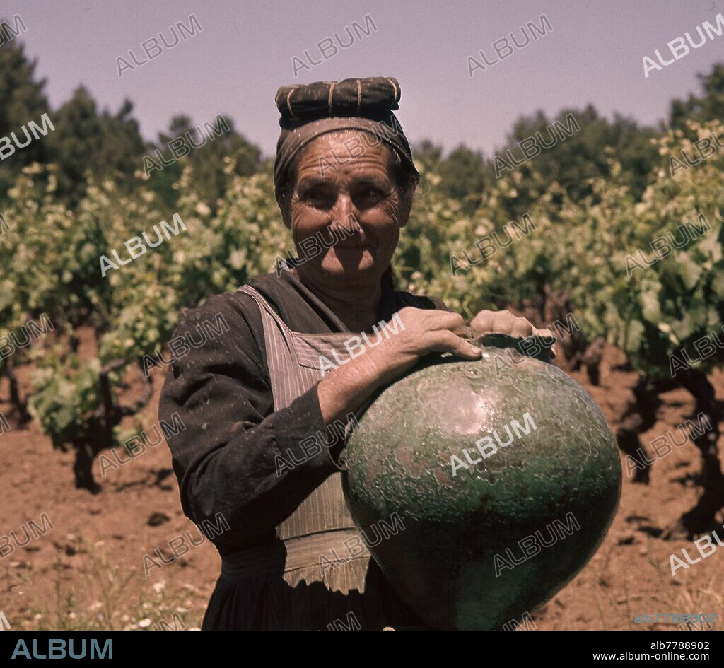 MUJER CON RODETE EN LA CABEZA - FOTO AÑOS 60.