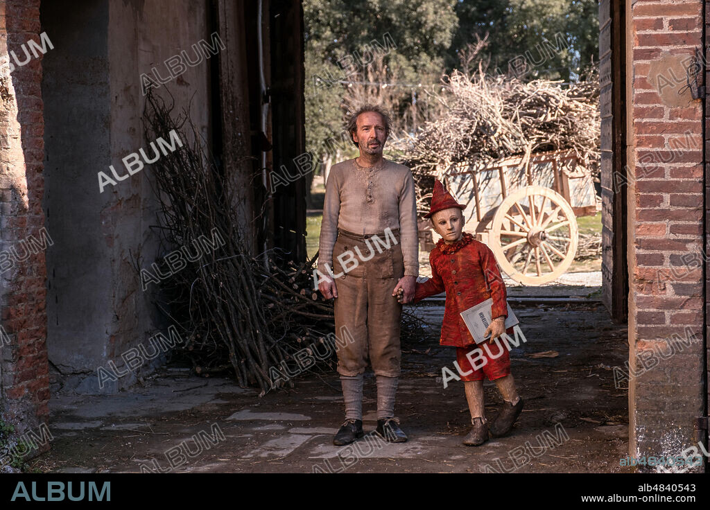 FEDERICO IELAPI y ROBERTO BENIGNI en PINOCHO, 2019 (PINOCCHIO), dirigida por MATTEO GARRONE. Copyright ARCHIMEDE/ RAI CINEMA/ LE PACTE/ RPC / DE LAZZARIS, GRETA.