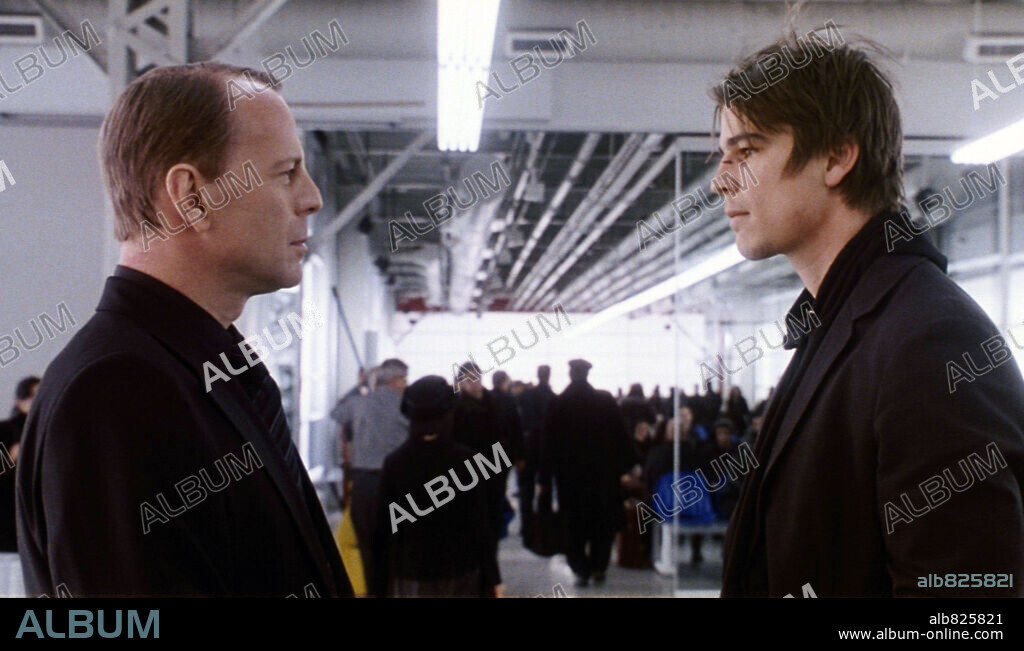 BRUCE WILLIS und JOSH HARTNETT in LUCKY NUMBER SLEVIN, 2006, unter der Regie von PAUL MCGUIGAN. Copyright CAPITOL FILMS.