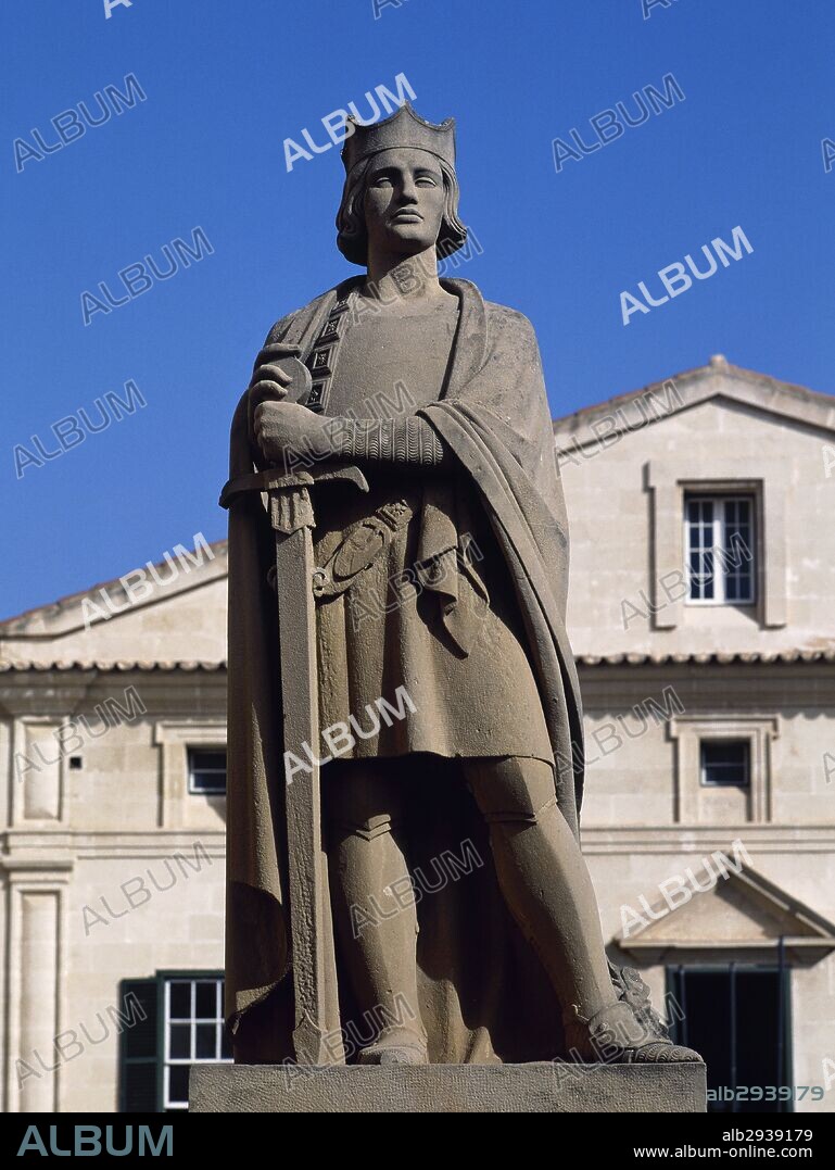 ALFONSO III de Aragón y II de Cataluña, llamado "el Liberal" (1265-1291). Rey de la Corona de Aragón (1285-1291). Monumento en la Plaza de la Conquista, obra de Frederic Marés (1893-1991). Maó. Menorca. Islas Baleares. España.