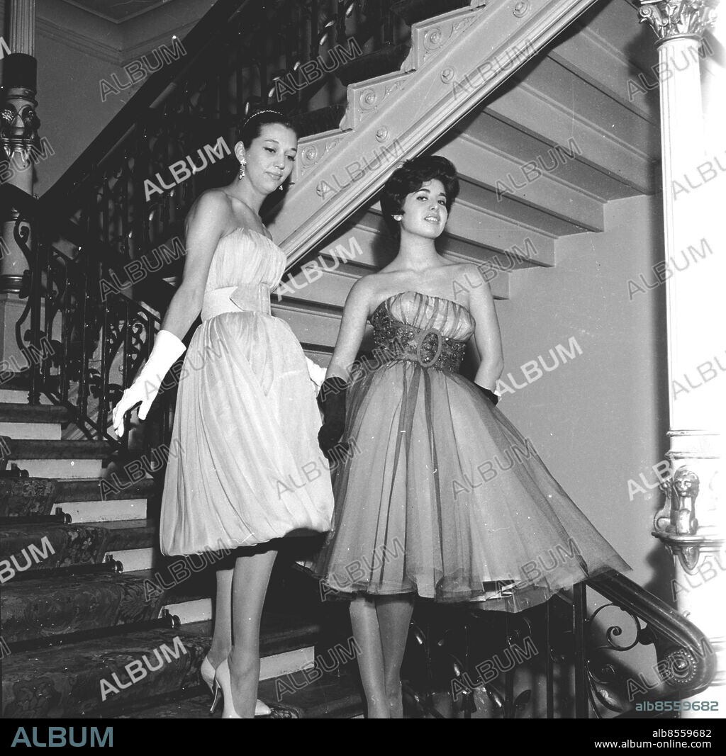 Göteborg 10 september 1958 - Grand Hotel Haglund -. Modevisning - Mannekänguppvisning i Göteborg - trolig i persisk stil. Man visar även äkta mattor. *** Local Caption *** GT. KAMERAREPORTAGE.