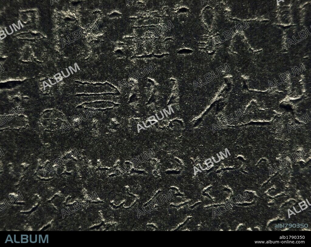 LA PIEDRA DE ROSETTA. Fragmento de una estela de granito negro con una inscripción en diferentes lenguas de un decreto del faraón Ptolomeo V Epifanes. Detalle de ESCRITURA JEROGLIFICA, escritura tradicional egipcia y DEMOTICA, escritura cotidiana de los egipcos cultos. Fue descubierta en 1799 y constituyó una pieza clave para empezar a descifrar los jeroglíficos egipcios antiguos. La estela estaba situada en un templo, probablemente de la ciudad de Sais, cerca de Rashid (Rosetta). EPOCA PTOLEMAICA (s. III-II a. C.). Museo Británico. Londres. Inglaterra. Reino Unido.