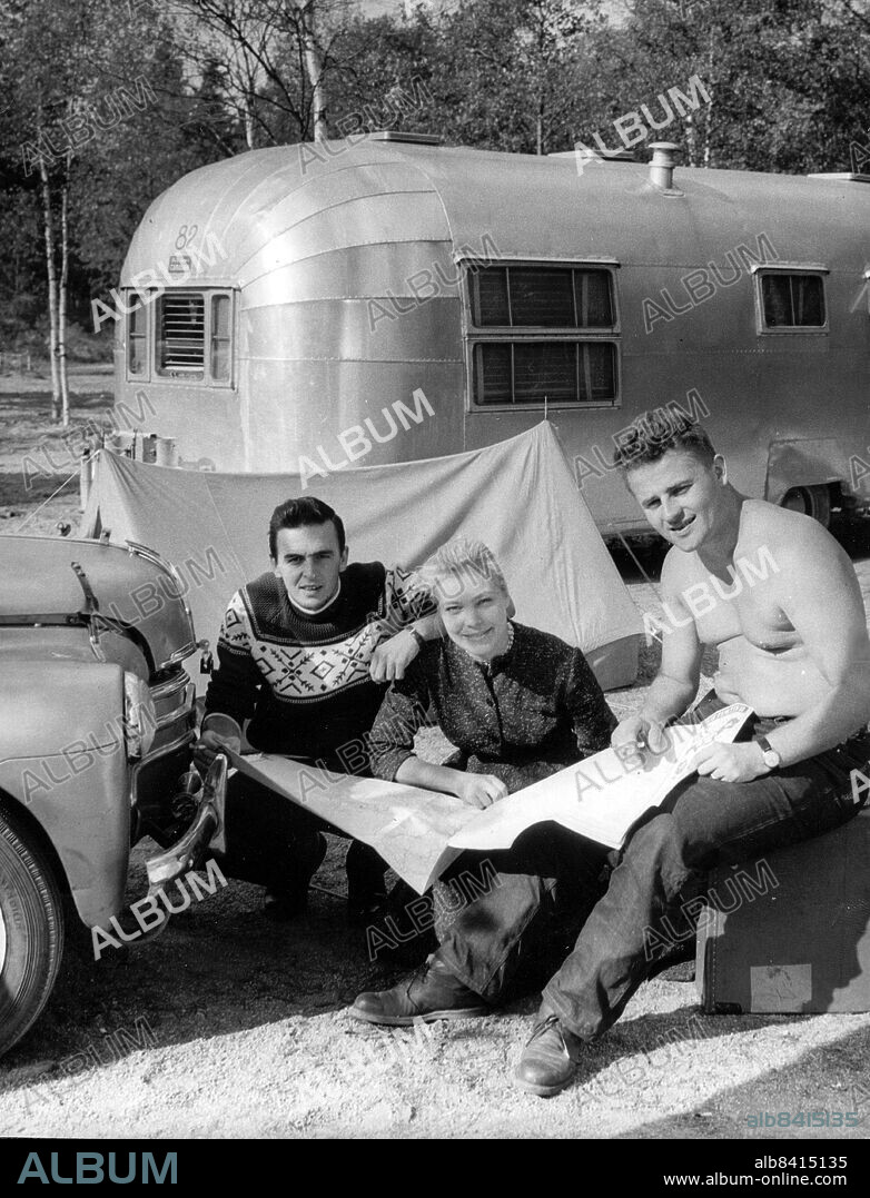 1956-09-06. Fransmännen har också upptäckt att det är praktiskt sätt att turista på. Den högra bilden visar en husvagn från Nizza med från vänster juristen Georges Constantinescu. Elvy Christens från Bergen och juristen André Guichard. Foto: Arne Magnusson / DN / TT / Kod: 192. ** SvD OUT **.