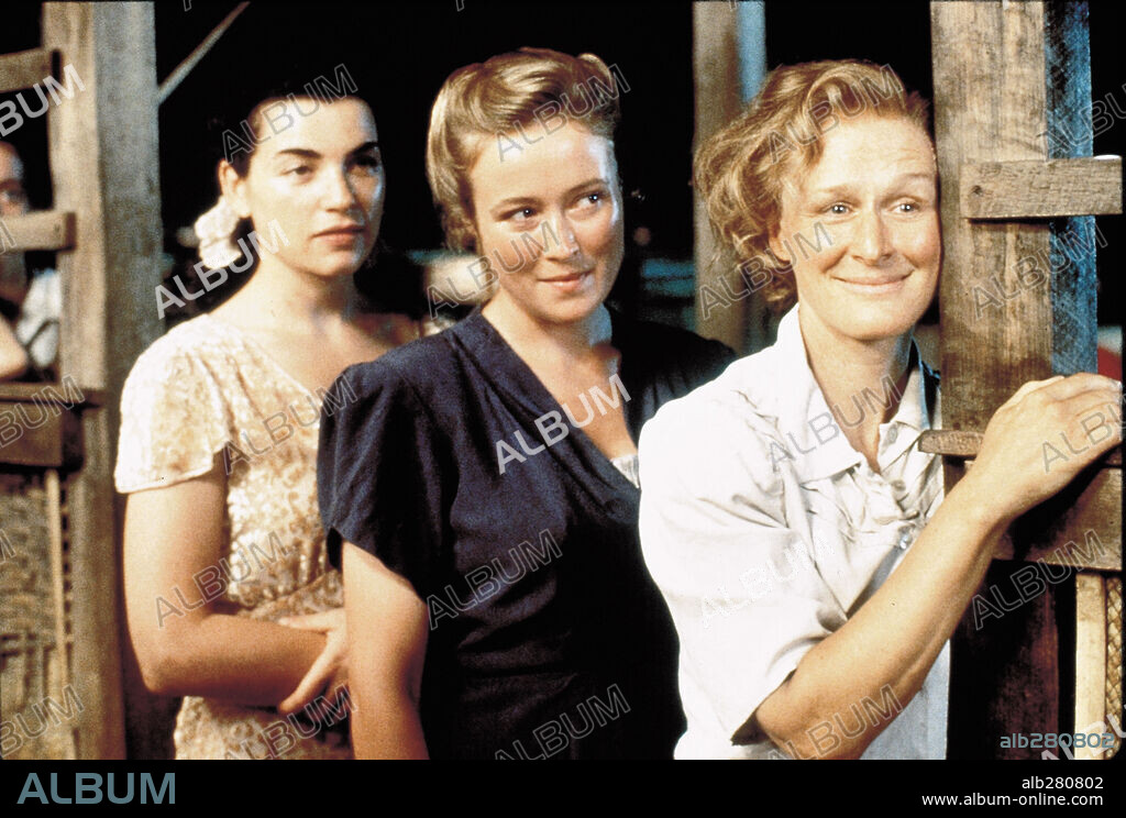 GLENN CLOSE, JENNIFER EHLE and JULIANNA MARGULIES in PARADISE ROAD, 1997, directed by BRUCE BERESFORD. Copyright FOX SEARCHLIGHT PICTURES.