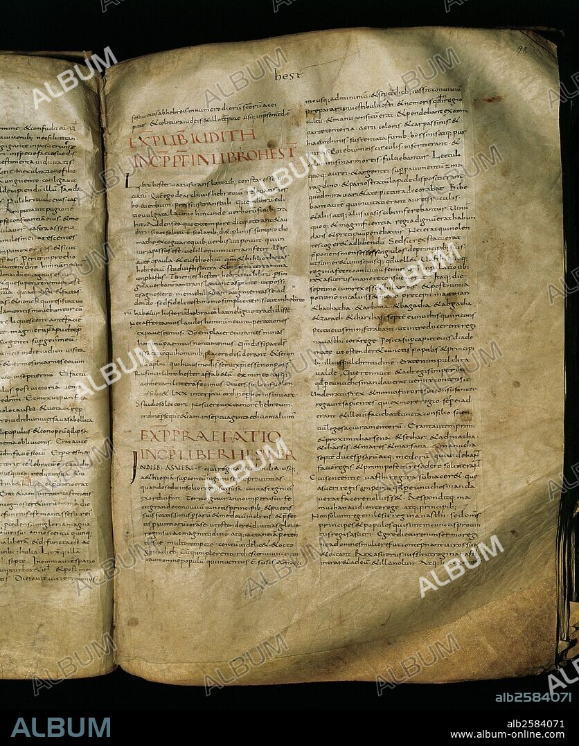 LA BIBLIA D'URGELL, DEL SIGLO X. Pergamino. Contiene el texto de la Bíblia según la "Vulgata Llatina". Escritura carolina a dos columnas. Iniciales y rúbricas de color naranja y negro. Fechado en la segunda mitad del siglo X. Archivo Capitular de la Seu d'Urgell. Provincia de Lleida. Cataluña.