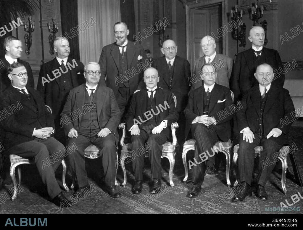 Orig. bildtext... DAS NEUE KABINETT STELLT SICH VOR. Kanzler und Minister der neuen Reichsregierung, die morgen, 1.4., ihr Programm herausbringen wird. Sitzend von links: Dr. Wirth (Inneres), Dietrich (Wirthschaft), Dr. Brüning (Kanzler), Dr. Curtius (Aeusseres), Dr. Schätzel (Post). Stehend von links: Treviranus (Besetzte Gebiete), Schiele (Ernährung), Dr. Bredt (Justiz), Stegerwald (Arbeit), Moldenhauer (Finanzen) v. Guérard (Verkehr). Anm. Kabinett Brüning I från 31 mars 1930 t o m 9 oktober 1931. CD593 persons: GOTTFRIED TREVIRANUS;GEORG SCHÄTZEL;HERMANN ROBERT DIETRICH;JOHANN-VIKTOR BREDT;MARTIN SCHIELE;PAUL MOLDENHAUER;JULIUS CURTIUS;HEINRICH BRÜNING;ADAM STEGERWALD;THEODOR VON GUERARD;JOSEPH WIRTH sites: TYSKLAND;BERLIN.