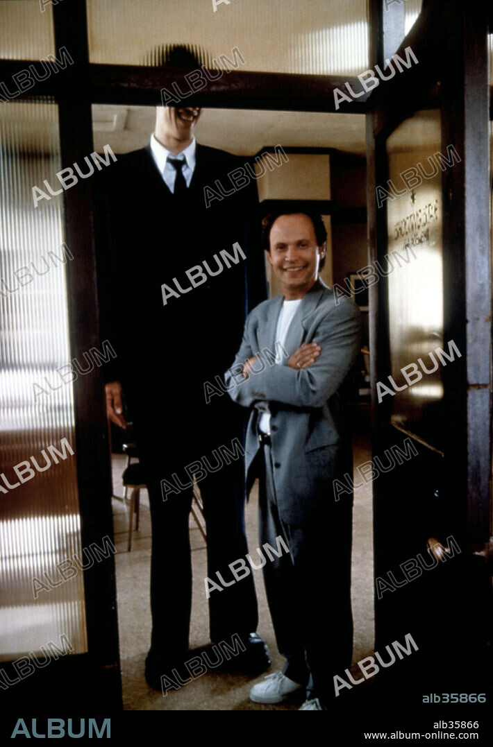 BILLY CRYSTAL y GHEORGHE MURESAN en MI GIGANTE, 1998 (MY GIANT), dirigida por MICHAEL LEHMANN. Copyright CASTLE ROCK ENTERTAINMENT.
