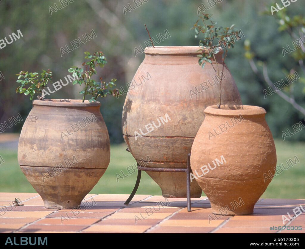 TINAJAS DE CERAMICA PROCEDENTES DE COLMENAR DE OREJA CON ROSALES.