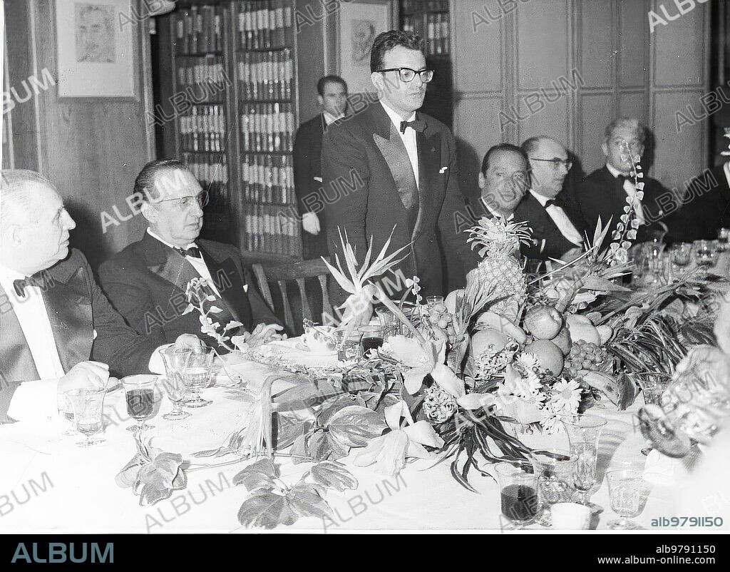 Madrid, 22/03/1962. Homenaje a los ganadores de los premios Mariano de Cavia y Luca de Tena. En la imagen, Carlos Luis Álvarez, Cándido, durante la entrega del premio Luca de Tena.