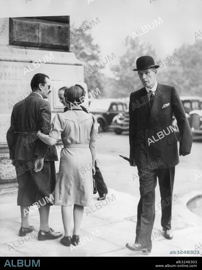 Orig. bildtext... LORD HALIFAX AT THE FOREIGN OFFICE AND NO. 10. Lord Halifax, the Foreign Minister, who interrupted his holiday in Yorkshire because of developements in the European crisis, called at the Foreign Office and then went on to No. 10, Downing Street to see the Premier, who had just returned from Holiday in Scotland. Photo shows: Lord Halifax arriving at the Foreign Office on his way to Downing Street. August 21st 1939 Anm. Edward F L Wood, 1st Earl of Halifax, 1881-1959, brittisk politiker och diplomat, utrikesminister 1938-1940. CD677 persons: EDWARD WOOD sites: LONDON;STORBRITANNIEN.