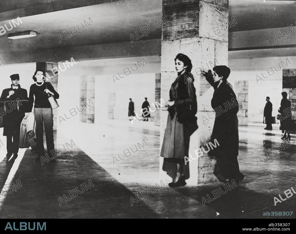 TERMINAL STATION, 1953 (STAZIONE TERMINI), directed by VITTORIO DE SICA. Copyright COLUMBIA PICTURES.