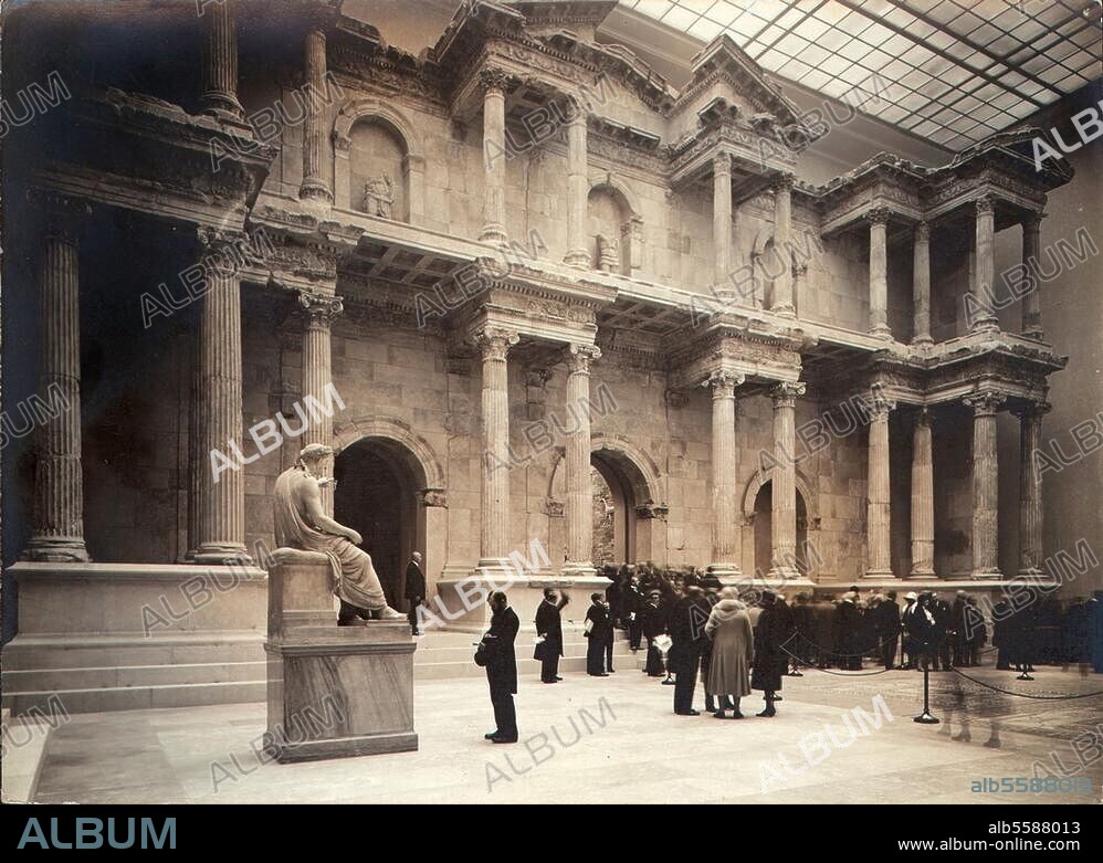 Berlin-Mitte, Pergamon-Museum (erb. 1912-30; Arch.: A.Messel u. L.Hoffmann). Besuchergruppe vor dem Marktor von Milet (Römisch, um 120 n. Chr.; 1100 durch Erdbeben zerstört; Ausgrabung 1903-05 unter Theodor Wiegand und Hubert Knackfuß. Wiederaufbau unter Verwendung der Originalteile. Marmor, Höhe 16,68 m). Foto, undat. (um 1925).