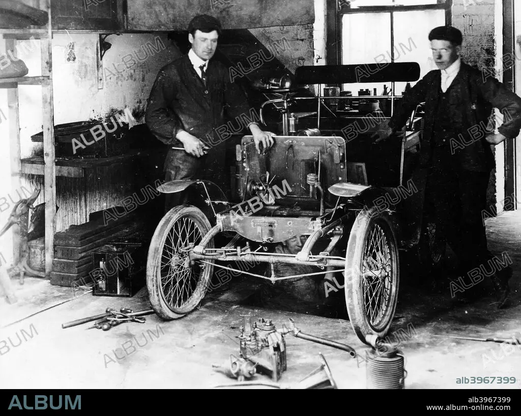 1900 New Orleans car under construction, (c1900?). Artist