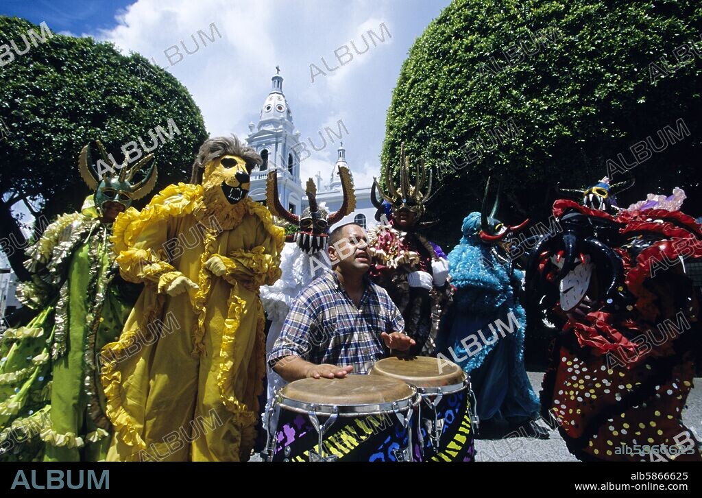 Ponce; comparse de Vejigantes, carnaval en Plaza de Delicias.