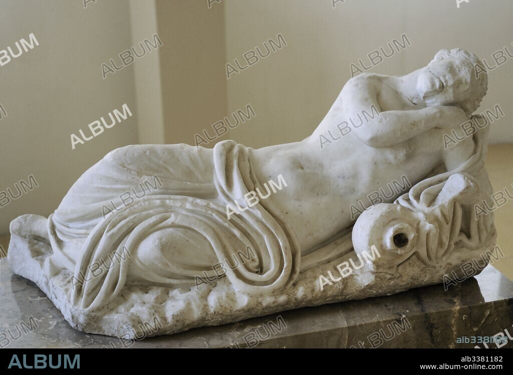 Epoca romana. Ninfa dormida. Mediados del siglo II d. C. Servia para ornamental una fuente, el agua de la cual brotaba por la boca. Tarragona. Museo Nacional Arqueológico. Tarragona. Cataluña. España. Sleeping nymph. Mid-2nd century. Ornamental piece of a fountain. Water poured from the bowl on the side of the recumbent figure. National Archaeological Museum. Tarragona. Spain.
