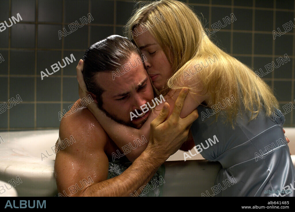 MELISSA GEORGE and RYAN REYNOLDS in THE AMITYVILLE HORROR, 2005, directed by ANDREW DOUGLAS. Copyright METRO GOLDWYN MAYER / IOVINO, PETER.