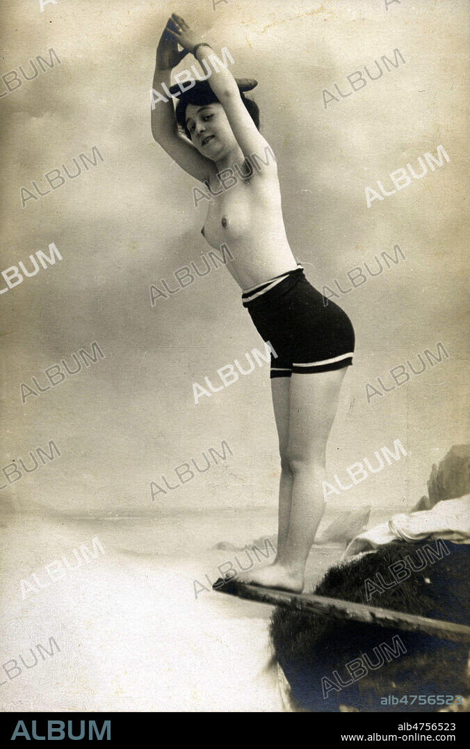 Plongeuse, les sens nus. Photographie erotique anonyme pour une carte postale vers 1905. Credit : Collection IM/KHARBINE-TAPABOR.