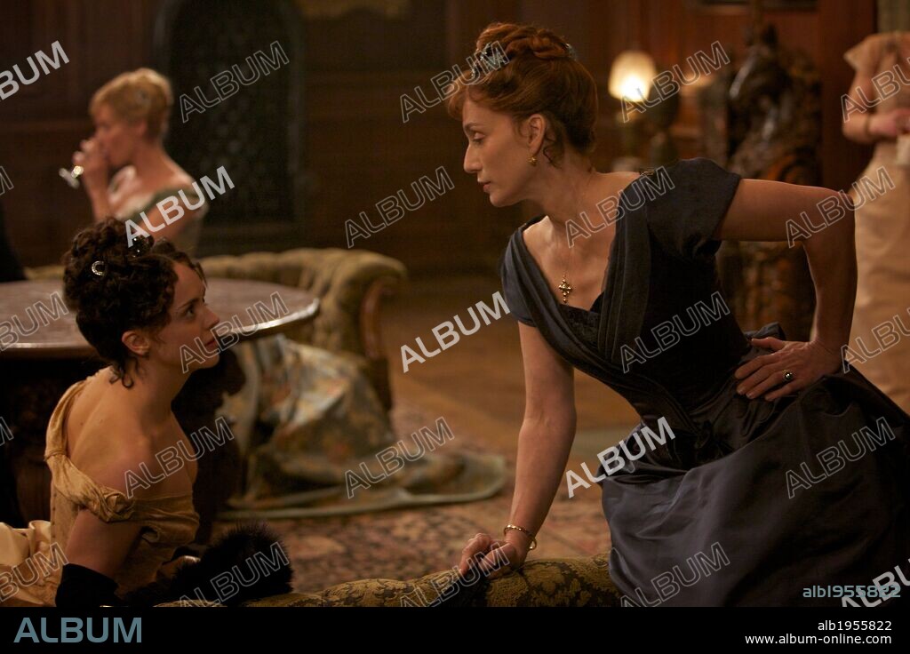 CHRISTINA RICCI and KRISTIN SCOTT THOMAS in BEL AMI, 2011, directed by DECLAN DONNELLAN and NICK ORMEROD. Copyright REDWAVE FILMS.