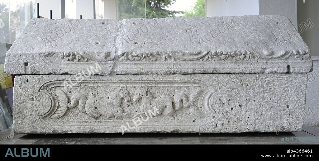 Sarcófago romano procedente de la iglesia de Santa María, Crkvina, Biskupija, cerca de Knin, reutilizado en el siglo IX. Piedra caliza. 224 x 82 x 45 cm. Museo de los Monumentos Arqueológicos Croatas. Split. Croacia.