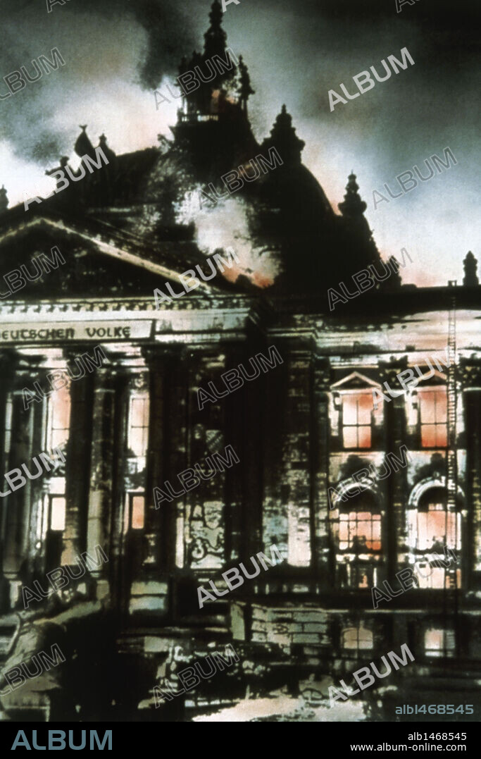 NACIONALSOCIALISMO (1933-1945). INCENDIO DEL REICHSTAG de Berlín, la noche del 27 al 28 de febrero de 1933, provocado por los nazis pero imputado a los comunistas. Este hecho permitió al régimen prohibir el K. P. D., las reuniones y los periódicos de la oposición.
