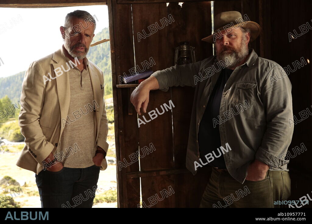 GREGORY GADEBOIS et LAMBERT WILSON dans LES CHOSES SIMPLES, 2023, réalisé par ERIC BESNARD. Copyright Cine Nomine/Same Player/SND Groupe M6/France 3 Cinéma/Auvergne Rhône-Alpes Cinéma.