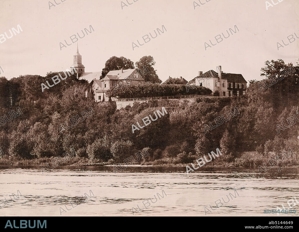 Georg Koppmann, Hamburg, Restaurant Jakob und Nienstedtener Kirche an der Elbchaussee, Staatliche Landesbildstelle Hamburg, collection on the history of photography, paper, collotype print, image size: height: 16.2 cm; width: 22.2 cm, landscape photography, landscape with plants, river.