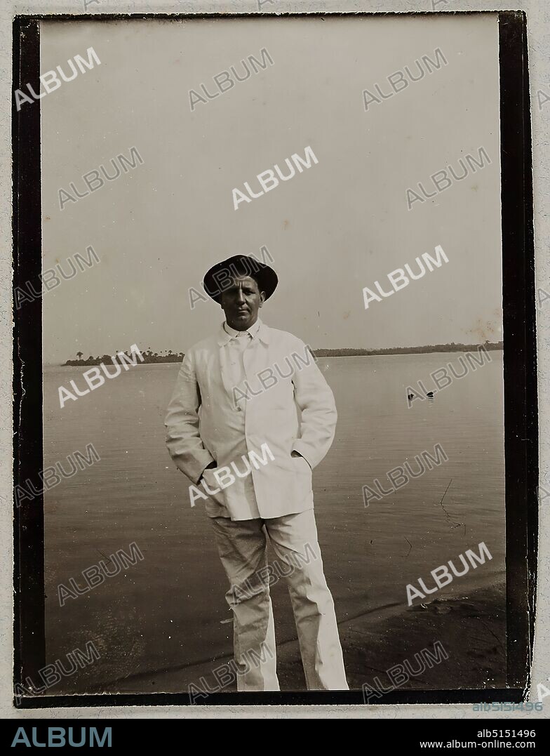 Heinrich Hamann, Atelier J. Hamann, Johann Hinrich W. Hamann, man with hat on the beach, silver gelatin paper, black and white positive process, Total: Height: 12.10 cm; Width: 9.10 cm, portrait photography, travel photography, sea, man, hat, full-length portrait, coast, exotic landscapes (non-tempered zone).