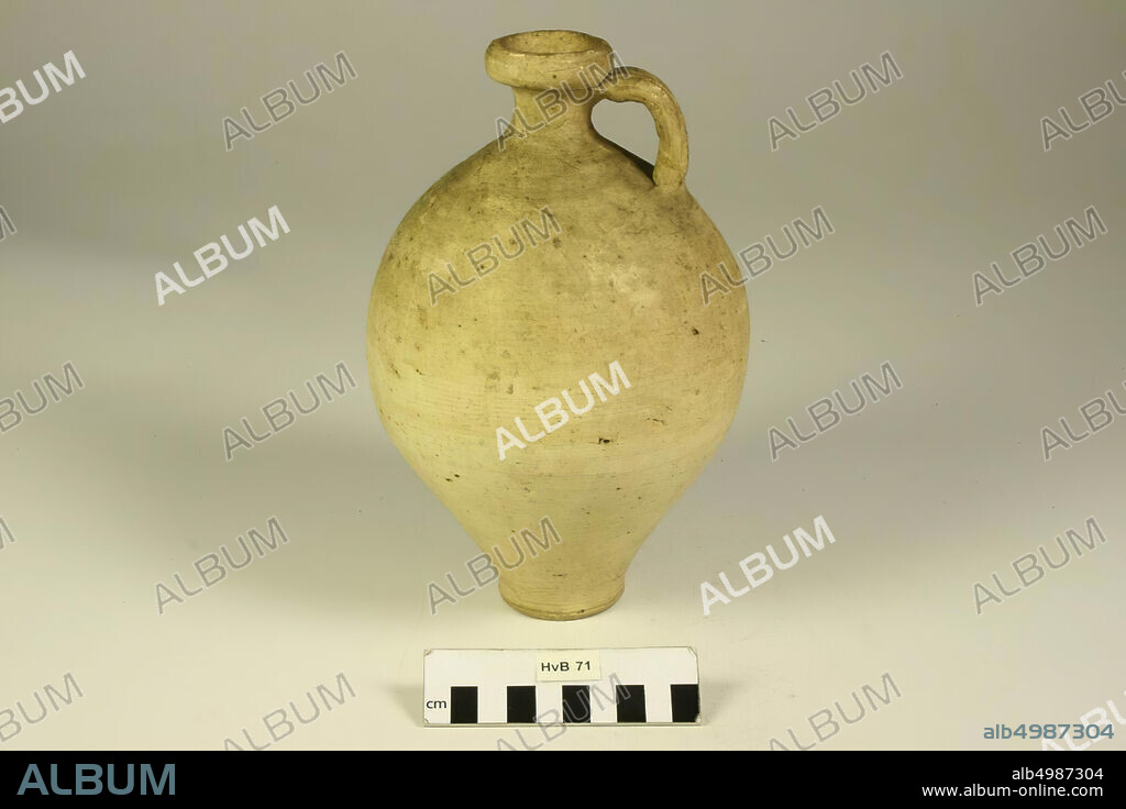 Roman pitcher of pale yellow earthenware, Stuart 111, pear shaped model with short neck and with ear, which connects to the edge. Obtained by purchase of Baron D.I.G. van Heeckeren from Brandsenburg in Lokeren. Beginning of the 4th century? Chips of the surface of the abdomen., Jug, pottery, h: 22.5 cm, diam: 15.5 cm, roman, Netherlands, Gelderland, Nijmegen, Nijmegen.