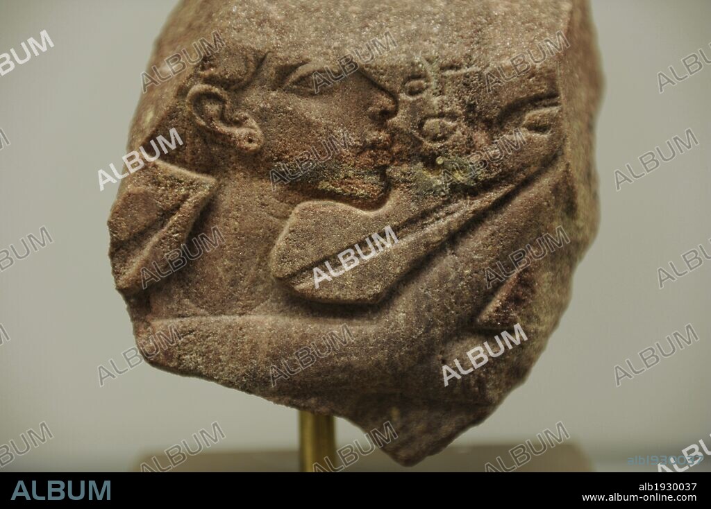 ARTE EGIPCIO. EGIPTO. ESTILO AMARNA (1353-1336 a. C). Faraón Ajenaton como oferente, ante el disco solar, símbolo de Atón. Pieza procedente de El-Amarna. 1365-1347 a. C. Dinastía XVIII. Imperio Nuevo. Museo Carlsberg Glyptotek. Copenhague. Dinamarca.