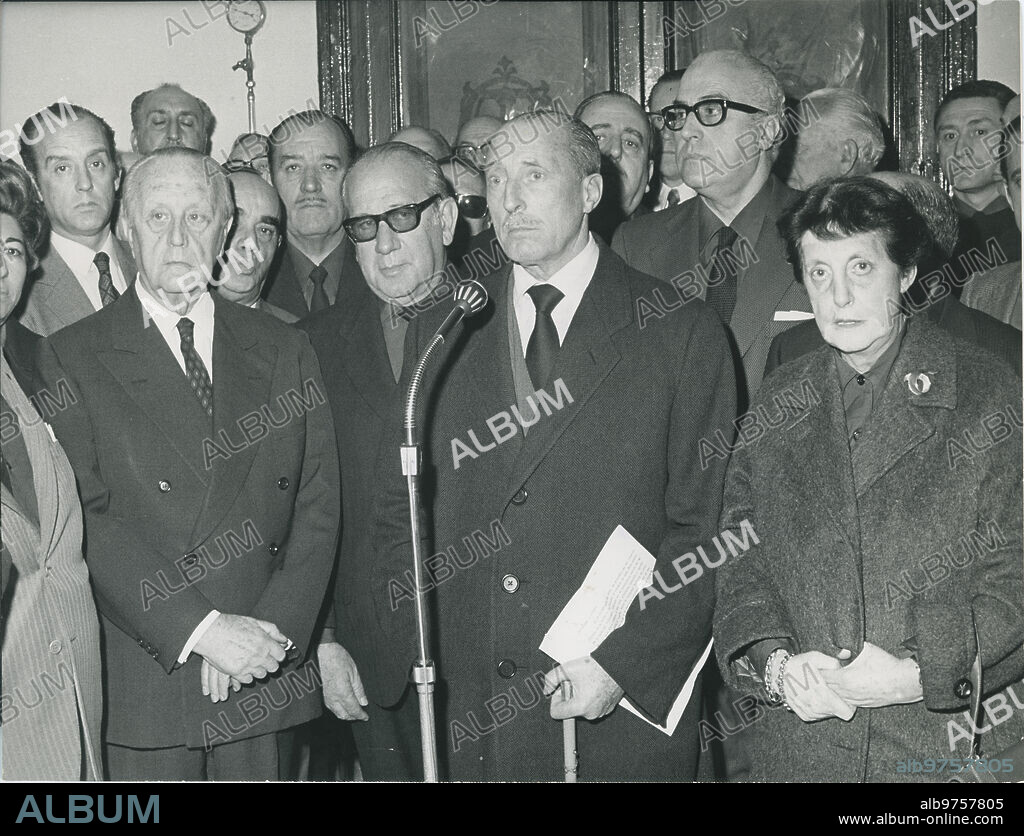 Madrid, 23/03/1972.Inaguración de una placa recordando el acto fundacional de Falange Española, en la fachada del Teatro de la Comedia. En la imagen, el primer teniente de alcalde de Madrid D. Jesús Suevos, en representación del alcalde, durante su discurso, junto a la delegada nacional de la Sección Femenina Pilar Primo de Rivera, el vicesecretario general del Movimiento, el exministro Raimundo Fernández Cuesta.
