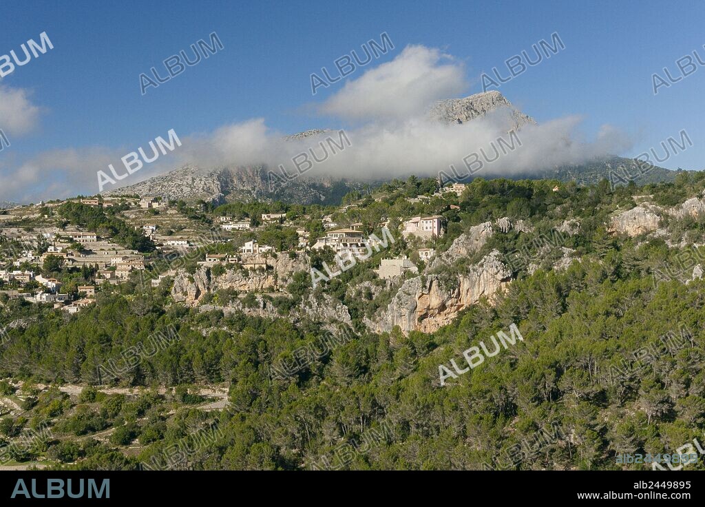 Puig de Galatzo, 1027 metros y el pueblo de Galilea, Sierra de Tramuntana, Mallorca,Islas Baleares, Spain.