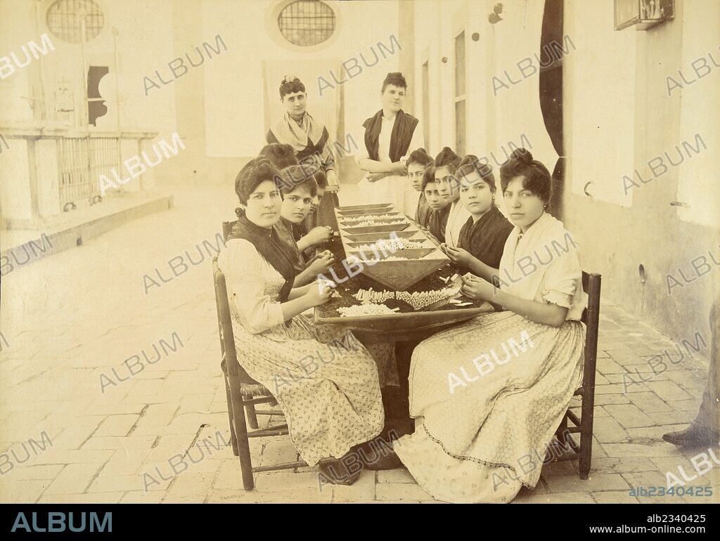 Sevilla, Cigarreras en la fábrica de Tabacos.