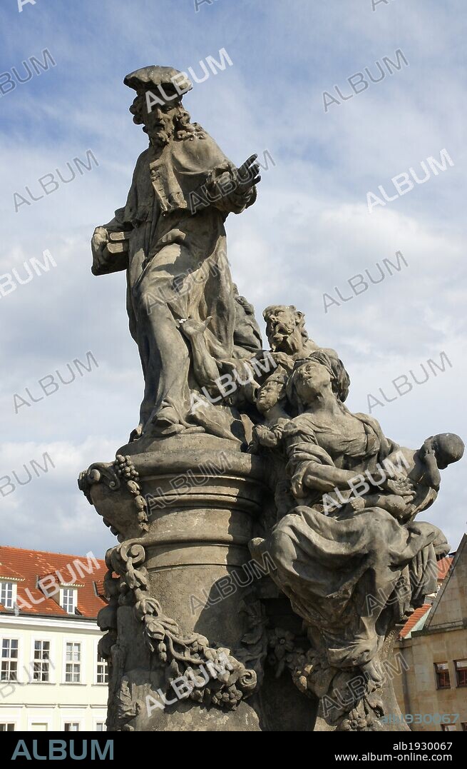 REPUBLICA CHECA. PRAGA. Escultura que decora el PUENTE DE CARLOS. Construido en el año 1357. Las estatuas barrocas fuerton realizadas entre finales del siglo XVII y principios del XVIII. Centro Europa.