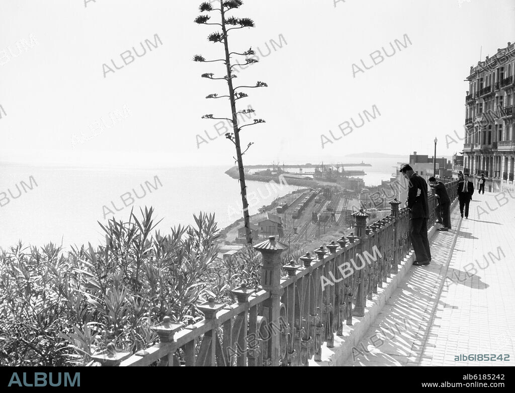 MIRADOR AL MAR MEDITERRANEO - FOTOGRAFIA EN BLANCO Y NEGRO - AÑOS 60.