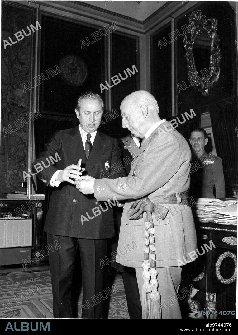 29 enero 1974. Juan Antonio Samaranch con Francisco franco en la Feria del salón Naútico internacional de Barcelona.