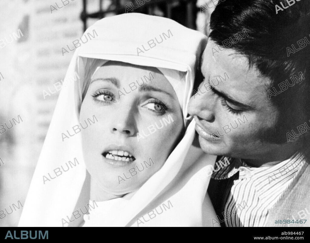 JULIAN MATEOS y MARIA DOLORES PRADERA en LA ORILLA, 1971.