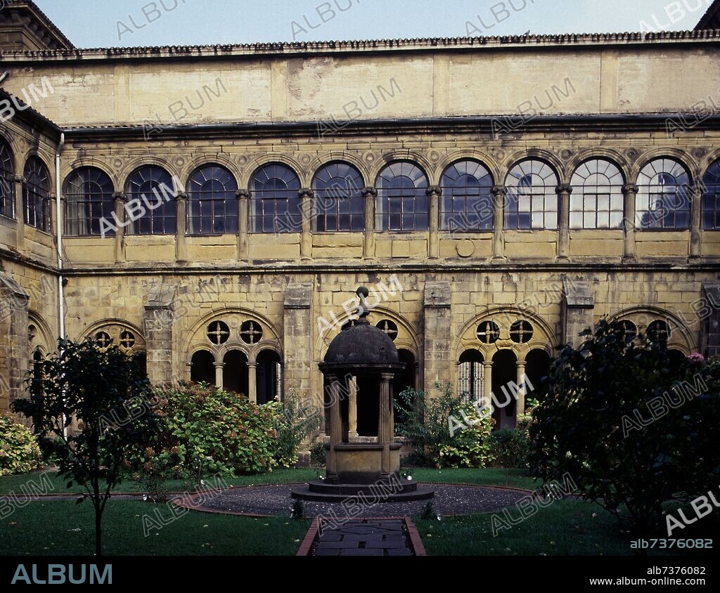 CLAUSTRO-POZO DE AGUA - FOTO AÑOS 80.