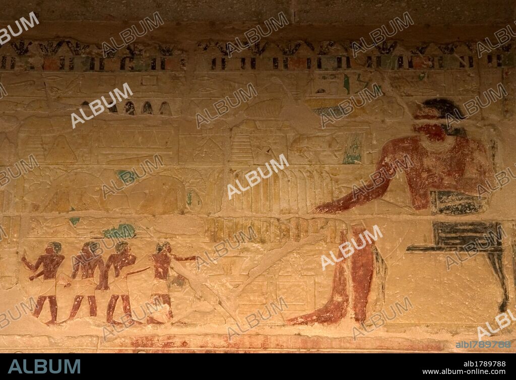 ARTE EGIPCIO. EGIPTO. TUMBA DE NEFER Y KA-HAY. Perteneciente a la V Dinastía. Fué construida por Nefer para su familia. De una única sala, y con un total de nueve tumbas. Difunto sentado en un banco ante la mesa de ofrendas, mientras los siervients le muestran más alimetnos. IMPERIO ANTIGUO. NECROPOLIS DE SAKKARA. Egipto.