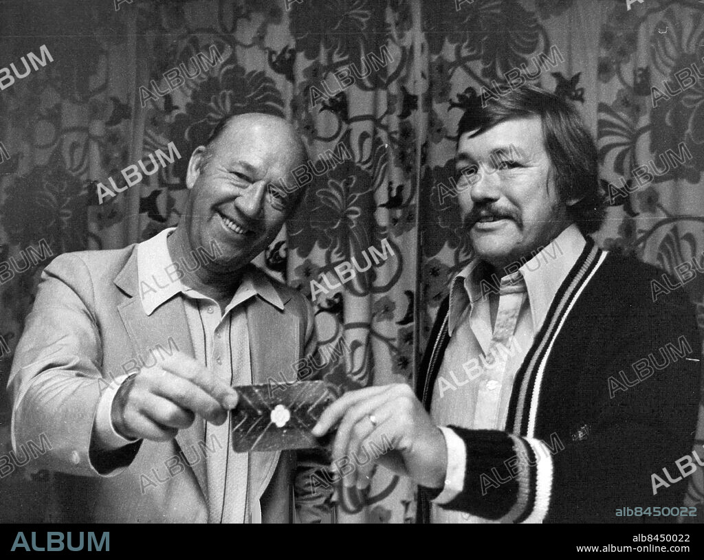 Stockholm 1976-09-08. Lennart Hyland och Bo Billtén presenterar det nya frågeprogrammet "21" som kommer att visas i tv i höst . Foto: Gunnar Lundmark / SvD / TT / kod 12014.