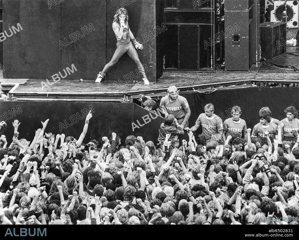 ARKIV 1984-08-25. Sångaren David Lee Roth sjunger på scenen framför publiken när den amerikanska hårdrocksgruppen Van Halen uppträder vid Rock- och hårdrocksfestivalen "Monster of Rock på Råsunda Fotbollsstadion 25:e augusti 1984.. Foto: Clas Göran Carlsson / XP / TT / Kod: 217. **AFTONBLADET OUT**.