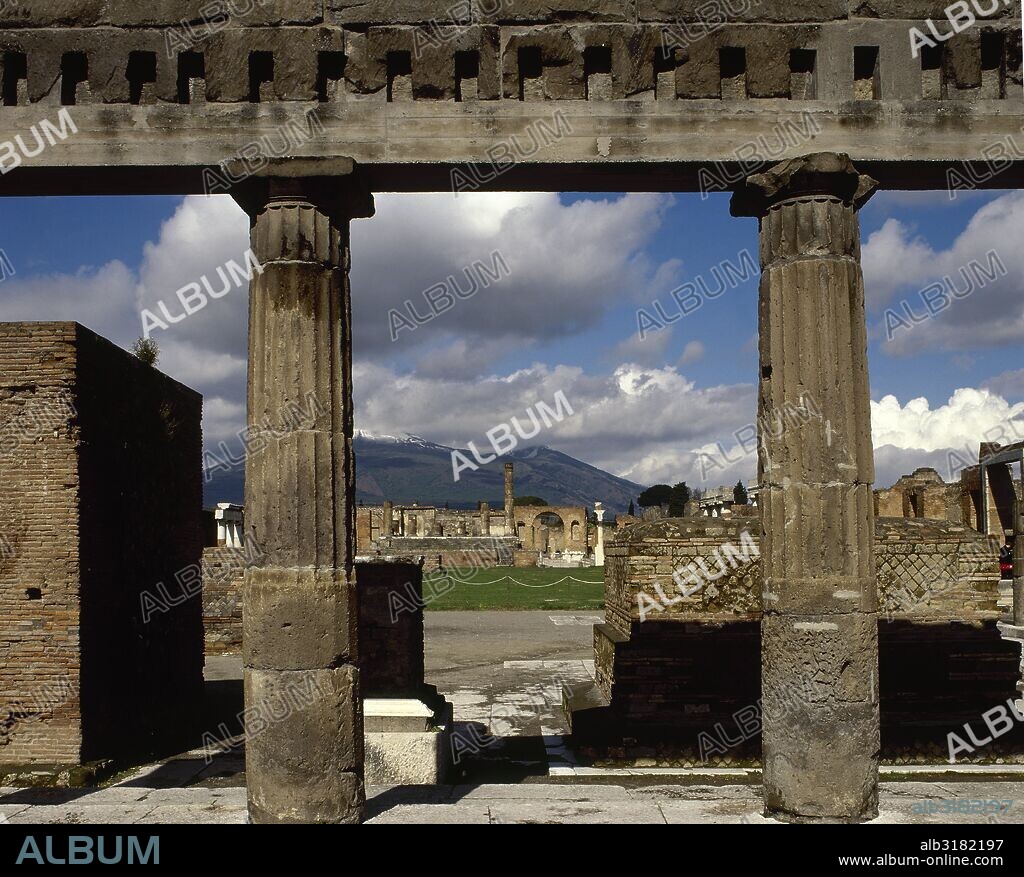 POMPEYA. Ciudad romana situada a los pies del Vesubio, destruida en el 79 d. C. por la erupción del volcán. Vista del FORO desde el originario PORTICO SAMNITA realizado en toba. (Area del Foro). La Campania. Italia.
