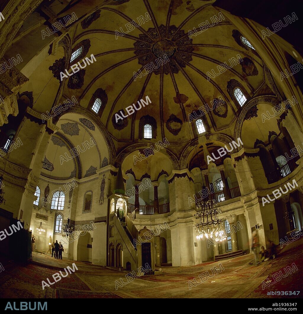 ARTE BIZANTINO. TURQUIA. KÜÇÜK AYA SOFYA CAMII o PEQUEÑA SANTA SOFIA. Antigua Iglesia de los Santos Sergio y Baco, construida entre 527 y 536 por orden del emperador Justiniano, y convertida en mezquita en 1481. Vista general del interior, con su planta cuadrada irregular inscrita en un octágono. ESTAMBUL. Turquía.