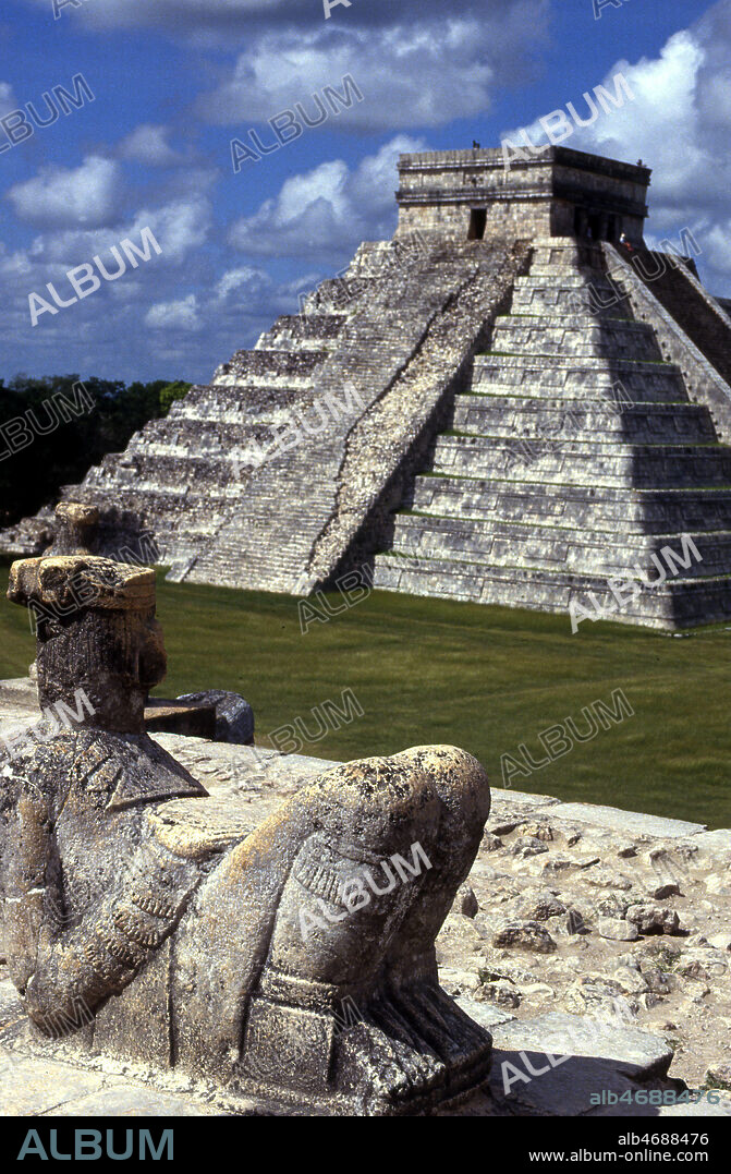 Chac Mool du Temple des Guerriers et Pyramide de Kukulkan dans la cite tolteque de Chichen Itza, vers le 10eme s. ap JC. Photographie realisee par Charles-P REMY. Credit : photo REMY/KHARBINE-TAPABOR.