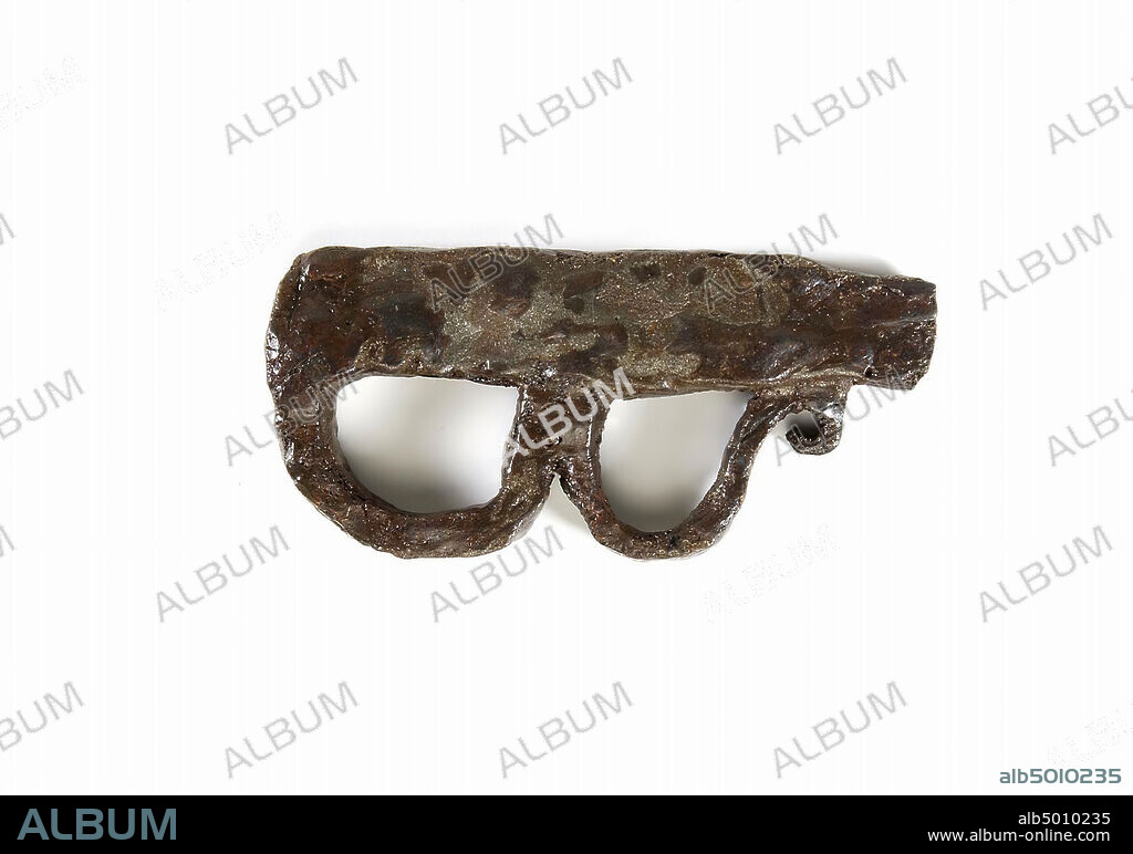 Iron fire stroke, consisting of a straight beatpiece and a B-shaped bent handle. Belongs to flint, Rh 818 Ib., Fire stroke, metal, iron, 3.1 x 6.6 cm, vmeb 500-610 AD, Netherlands, Utrecht, Rhenen, Rhenen, grave 818.
